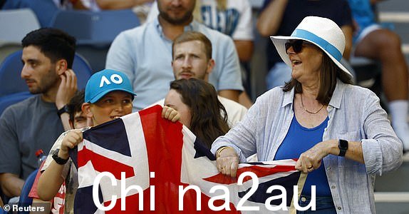 网球 - 澳大利亚公开赛 - 墨尔本公园,墨尔本,澳大利亚 - 2024 年 1 月 20 日,英国选手卡梅伦·诺里 (Cameron Norrie) 的球迷在第三轮对阵挪威选手卡斯帕·鲁德 (Casper Ruud) 的比赛中在看台上做出反应 REUTERS/Issei Kato