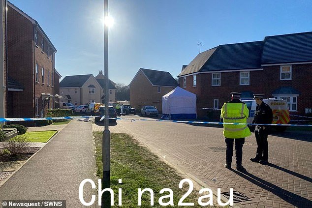 警方在诺福克郡 Costessey 的一处房产中发现四具尸体后赶到现场