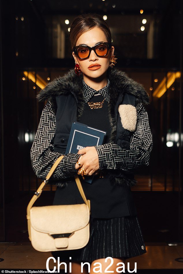 Rita Ora,33 岁,周五前往法国巴黎举行的 Kenzo 时装秀时展现出学院风的身材