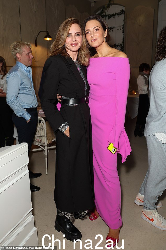 她和 Trinny 在庆祝活动中合影留念时笑容满面