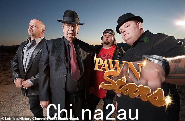 Rick 在 Pawn Stars 宣传图片中出现 - 请参阅从左到右 - 他已故的父亲理查德“老人”哈里森、儿子科里的儿时朋友奥斯汀“Chumlee”拉塞尔和科里
