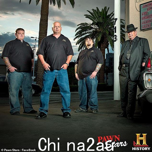 《Pawn Stars》明星瑞克·哈里森 (Rick Harrison) 的儿子(左二)因服药过量不幸去世,享年 39 岁;他出现在《Pawn Stars》系列的宣传图片中