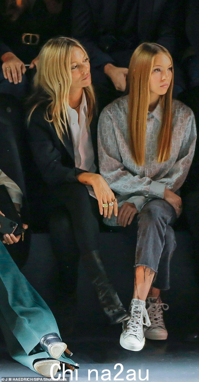 Lila 是超模凯特·莫斯 (Kate Moss) 和 52 岁的 Dazed Media 首席执行官杰斐逊·哈克 (Jefferson Hack) 的女儿,凯特在 2000 年代初与杰斐逊·哈克有过恋爱关系