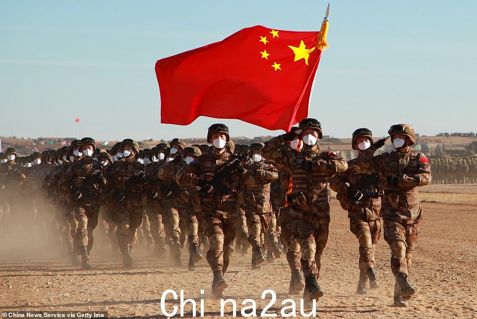 中国人民解放军军队在演习中举着中国国旗巡逻