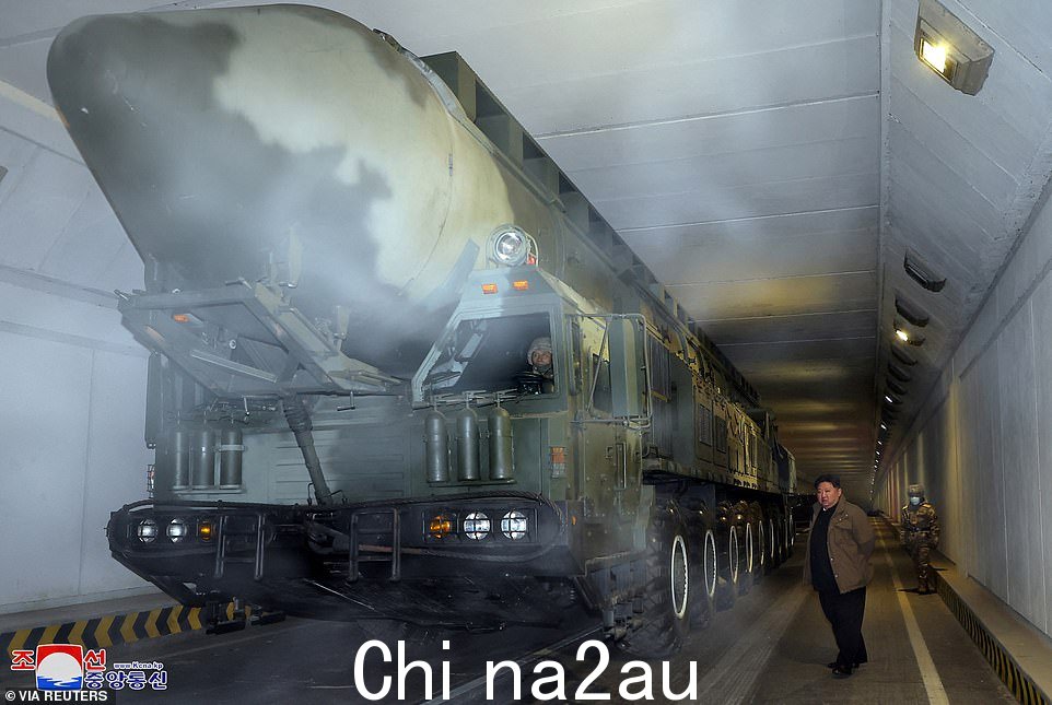 朝鲜领导人金正恩在发射火星 18 洲际弹道导弹之前查看导弹发射器,朝鲜称其为 2023 年 12 月 18 日在未知地点举行的演习