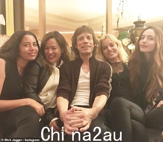 1972 年,米克与模特玛莎一起穿上了长款亲子装(米克与孩子 L-R Karis、Jade、Georgia May 和 Lizzy Jagger 合影)