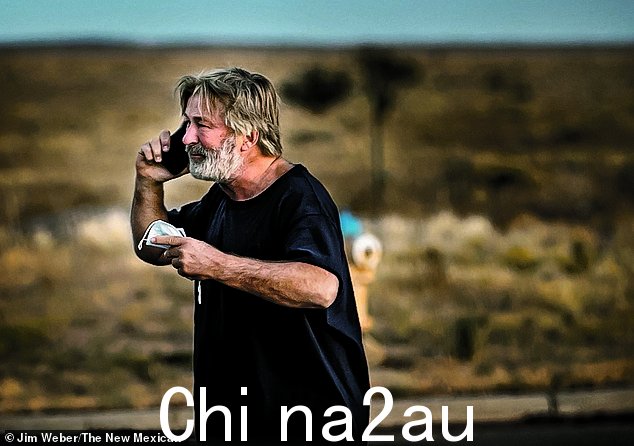 在面对 2021 年意外枪击事件的质询后,有人看到演员在圣达菲县治安官办公室的公园外徘徊