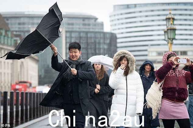 伦敦:伊莎风暴将带来强风和大雨,席卷整个英国。图为:本月早些时候,首都的一场大雨中,一个人的雨伞被风吹翻了