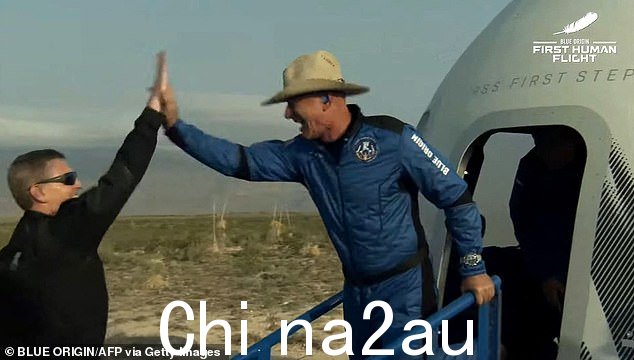 杰夫·贝索斯因对航空业的贡献而受到认可