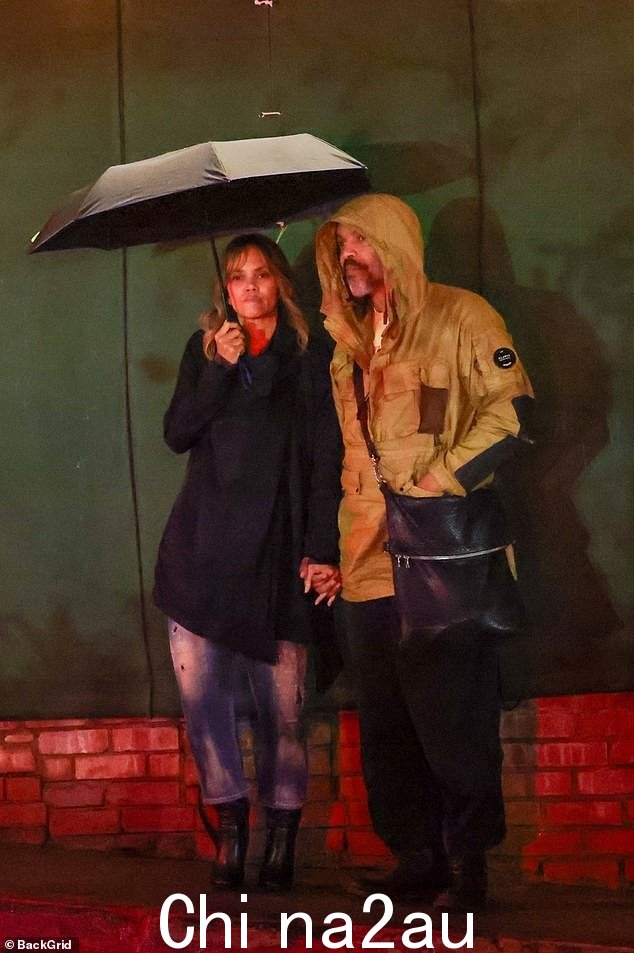 周六，哈莉·贝瑞 (Halle Berry) 与男友 Van Hunt 在布伦特伍德 (Brentwood) 享受了一次雨天外出晚餐