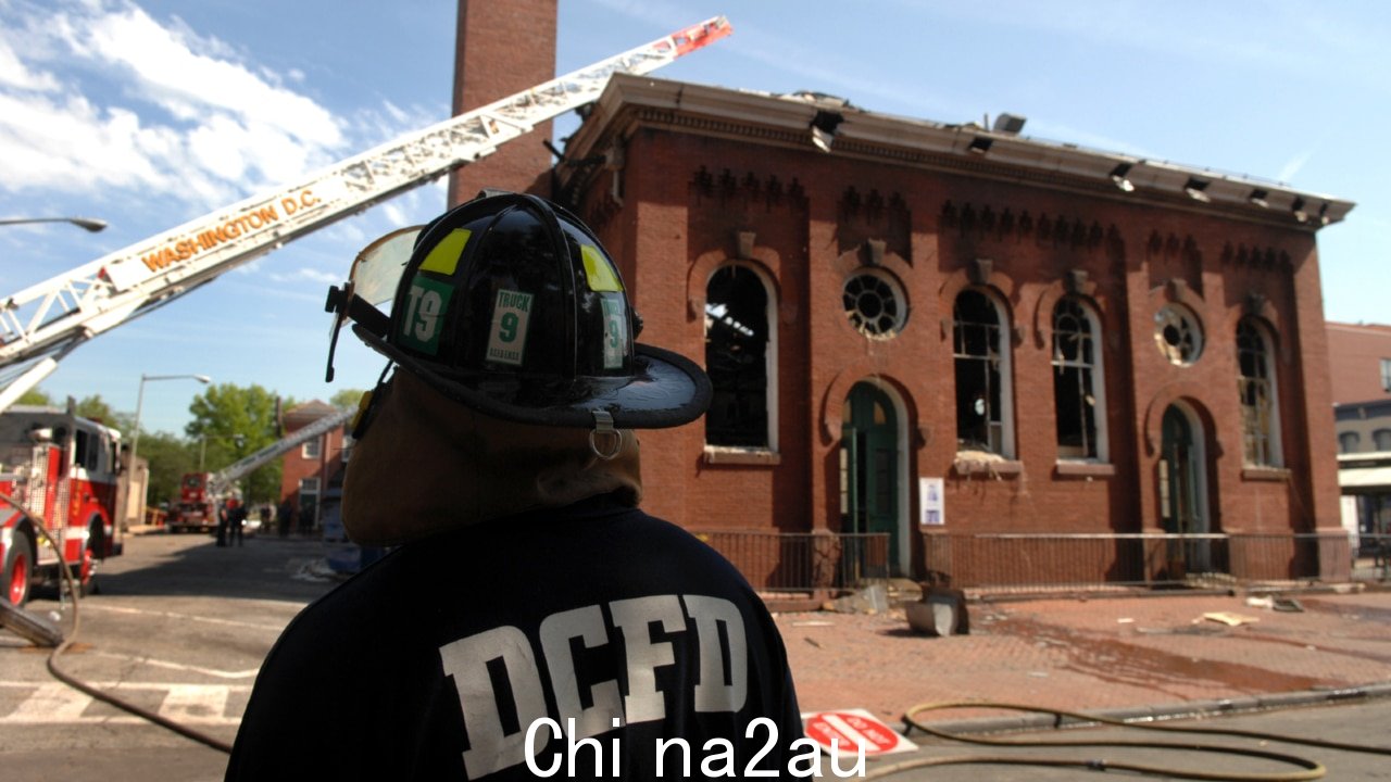 华盛顿消防队员在场华盛顿特区大楼爆炸” fetchpriority=