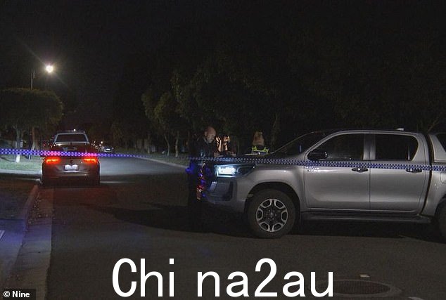警方正在调查周六晚上 9 点左右,一名两个月大婴儿在巴拉瑞特以西阿尔弗雷德顿的一处家中死亡(如图,警察在现场)