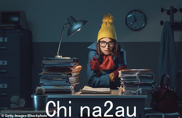 政府鼓励雇主签署更年期工作场所承诺,承诺尽可能帮助更年期同事 — 包括降低办公室温度的建议(资料照片)