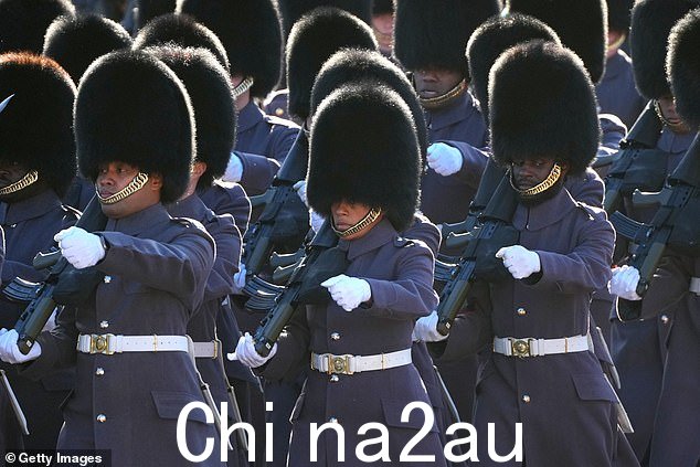 2023 年 11 月 7 日议会开幕前,国王卫队成员沿着林荫大道向白金汉宫行进