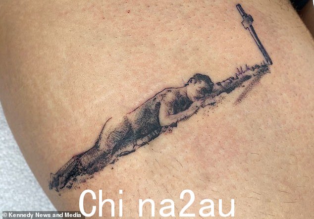 在英国维珍广播电台的格雷厄姆·诺顿秀中露面时,巴里分享说,一名粉丝在他的裸体男孩躺在墓地的腿上涂上了墨水,巴里留下了一点位无语