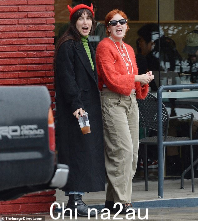 这位61岁的女演员和她的吉娃娃抓饭一起冒雨,以表达对她最小的孩子的支持;斯考特(左)和塔卢拉(右)合影