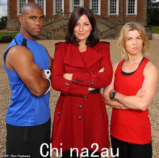 The Biggest Loser UK 的参赛者经过如此严格的训练,有些人昏倒了(如图:训练师 Richard Callender 和 Angie Dowds 与主持人 Davina McCall)