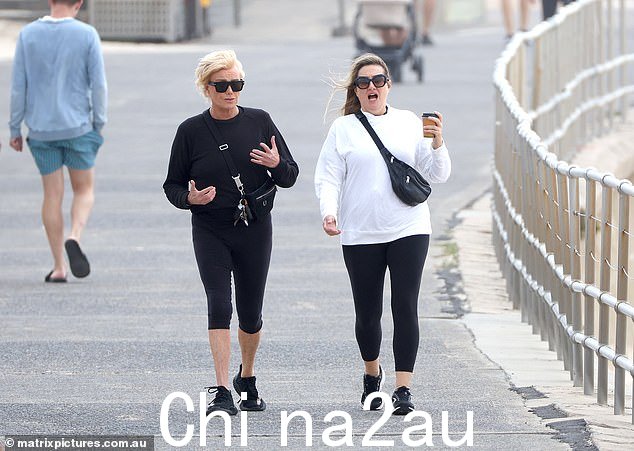 Deborra-Lee 将眼睛隐藏在一副深色名牌太阳镜后面,身上绑着一个黑色包,脚上穿着一双舒适的运动鞋