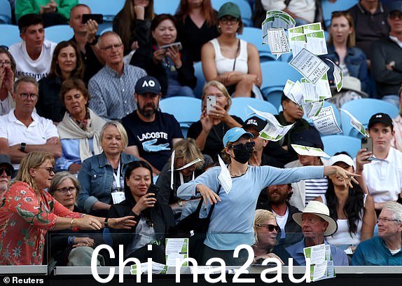 网球 - 澳大利亚公开赛- 澳大利亚墨尔本墨尔本公园 - 2024 年 1 月 22 日，在英国选手卡梅伦·诺里 (Cameron Norrie) 和德国选手亚历山大·兹维列夫 (Alexander Zverev) 的第四轮比赛中，以色列和巴勒斯坦伊斯兰组织哈马斯之间持续冲突，一名妇女投掷有关巴勒斯坦的传单 REUTERS/Eloisa Lopez