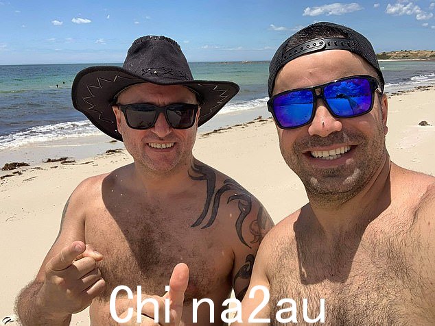 四个孩子的父亲 Dan Cojocea(右)的最佳伙伴,他消失在海浪中拯救了三个孩子,Riaan Grobler(左)将他描述为“英雄”,并且a 'gem'