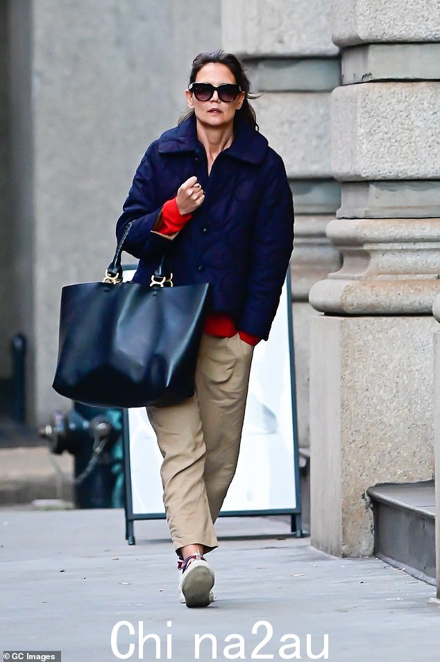 宽敞:凯蒂·赫尔姆斯 (Katie Holmes) 在纽约出现,背着一个大包,SHANE WATSON 说它又回来了