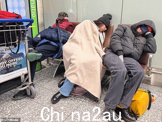 其他人裹着外套和帽子睡在候诊室的椅子上