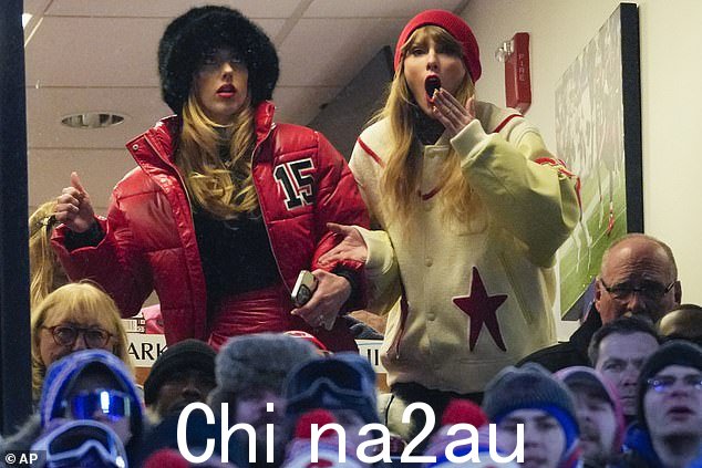 斯威夫特庆祝凯尔斯在第二节为酋长队取得了至关重要的达阵