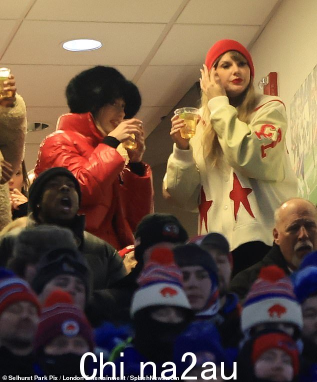 泰勒·斯威夫特(右)和她的新好友布列塔尼·马霍姆斯(左)在各自的 NFL 搭档特拉维斯·凯尔斯和帕特里克·马霍姆斯距离参加下个月的超级碗比赛又近了一步后,享受了庆祝鸡尾酒