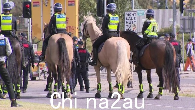 一些警察骑马抵达墨尔本港。图片：ABC新闻