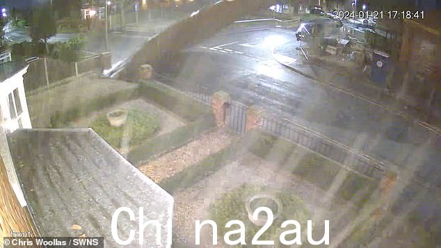 不久之后,车顶落在汽车行驶的道路上