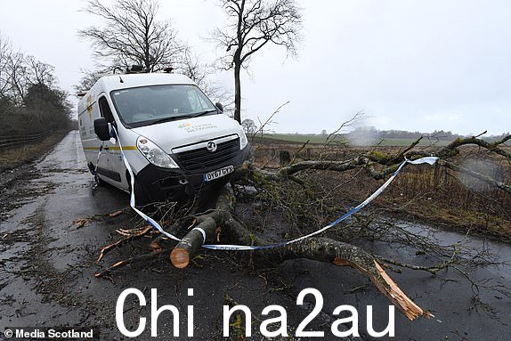 A周日晚上（1 月 21 日），面包车司机在伊莎风暴期间撞上了一棵倒下的树，幸运地逃脱了。时速高达 60 英里/小时的大风吹倒了西洛锡安周围的树木，包括阿马代尔，那里的 B8084 South Couston Crofts 在一次事故后被关闭。苏格兰电力货车撞到了一棵树。说明：2024 年 1 月 21 日风暴伊莎期间，一辆苏格兰能源货车在苏格兰西洛锡安阿马代尔的 B8084 South Couston Crofts 撞上一棵倒下的树