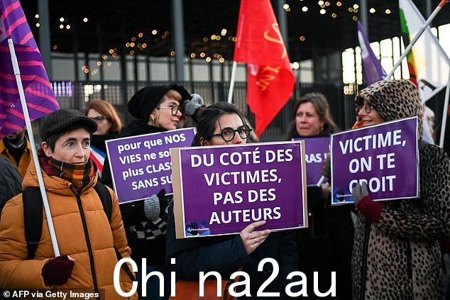 一名女权活动家在法国西部南特法院前举行示威期间举着标语牌,上面写着“站在受害者一边,而不是肇事者一边” 1 月 11 日,马克龙评论德帕迪约案后