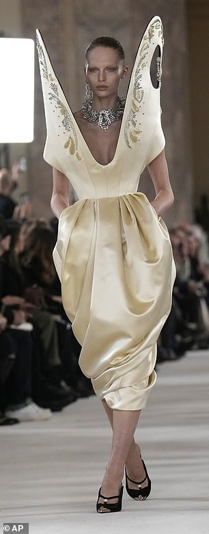 一线明星齐聚一堂,观看模特们在 Schiaparelli 活动的 T 台上大展身手