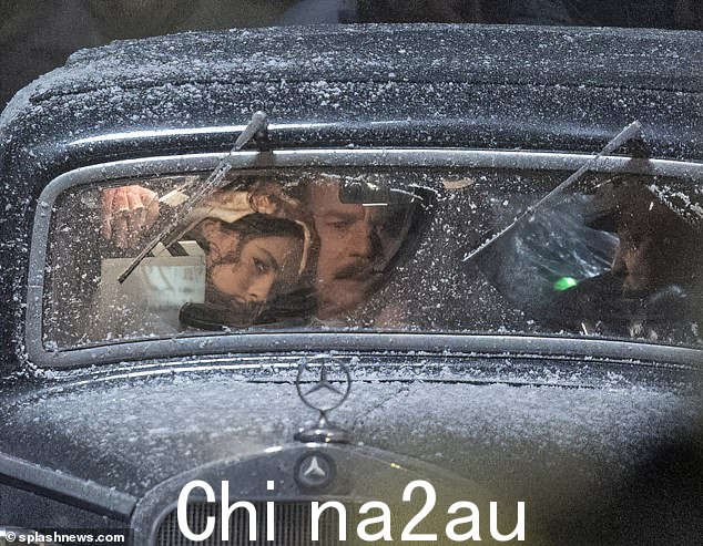 Ewan 与女演员坐在老式奔驰车内时显得很疯狂