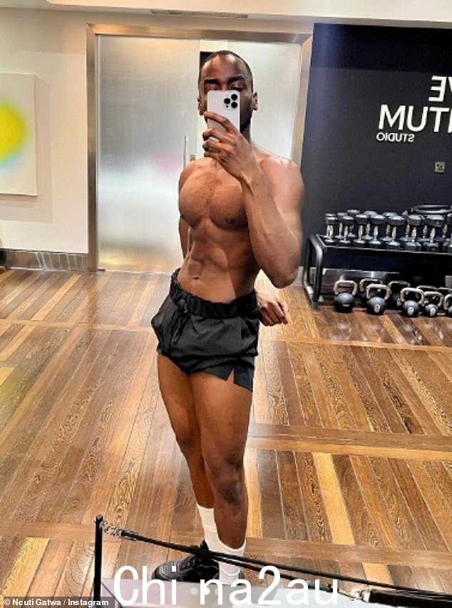 神秘博士明星 Ncuti Gatwa,31 岁,周一在健身房里赤裸上身在 Instagram 上对着镜子自拍,展示了他非常健美的体格
