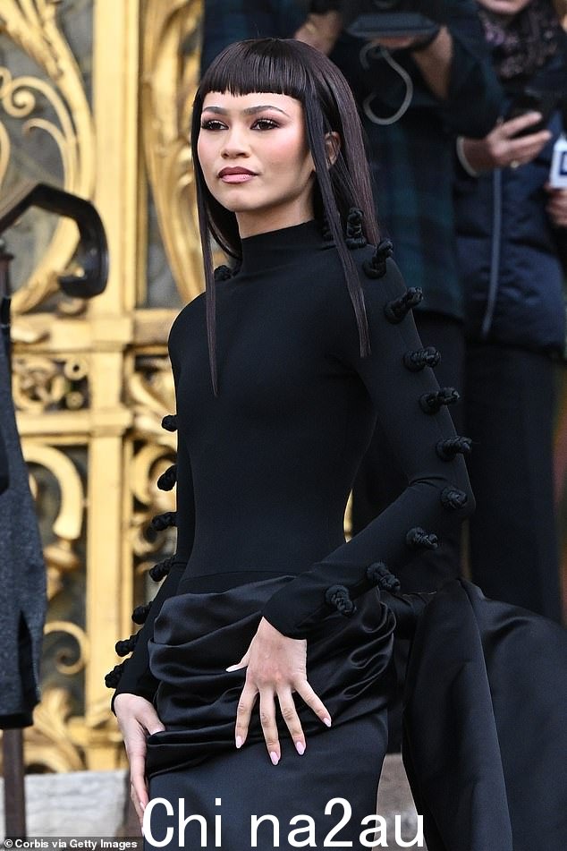 Zendaya 周一在巴黎高级定制时装周 Schiaparelli 2024 年春夏秀场上首次亮相全新块状流苏造型