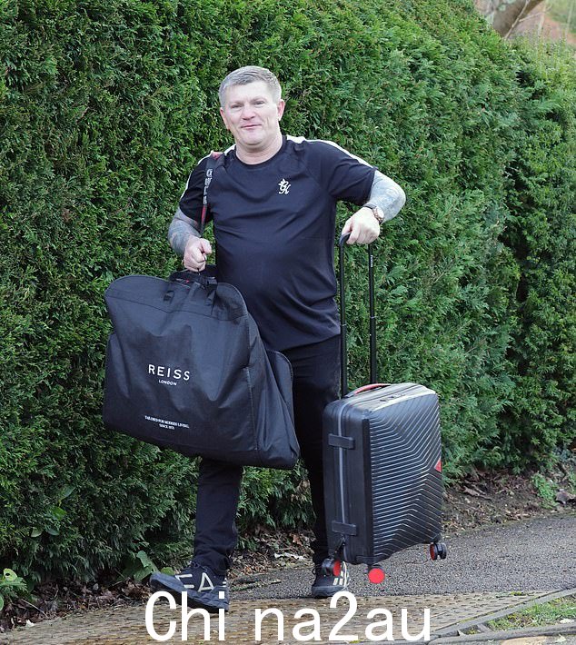 Ricky Hatton,45 岁,在周日的《Dancing On Ice 2024》中被淘汰后,周一首次离开酒店