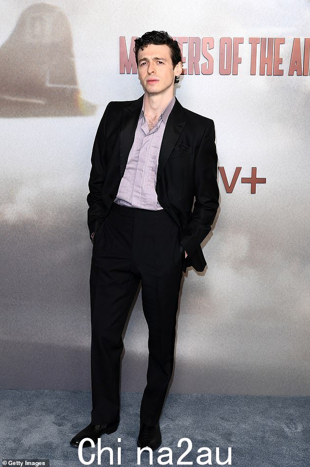 安东尼·博伊尔 (Anthony Boyle) 穿上紫色衬衫,搭配黑色西装