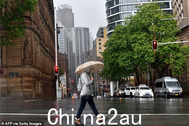 去年悉尼过马路时打着伞避雨的女子