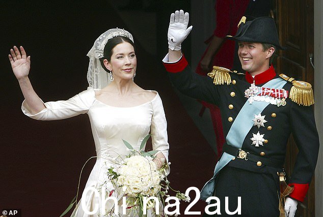 腓特烈国王和玛丽王后于 2004 年 5 月在哥本哈根举行婚礼时拍摄的照片 - 他们相识四年后