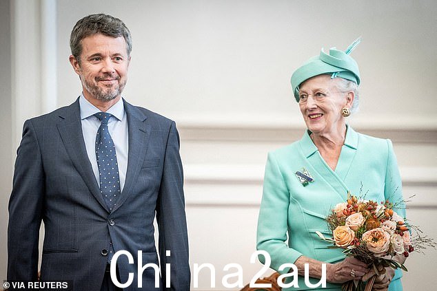 丹麦女王玛格丽特与她的儿子弗雷德里克国王于 2022 年 10 月在哥本哈根克里斯蒂安堡宫开幕时合影