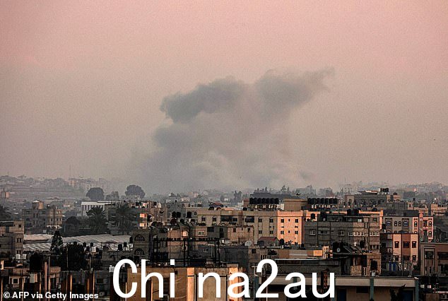 加沙地带发生致命袭击,造成 21 名以色列士兵死亡,该国军方表示。图为:周二凌晨加沙上空升起浓烟
