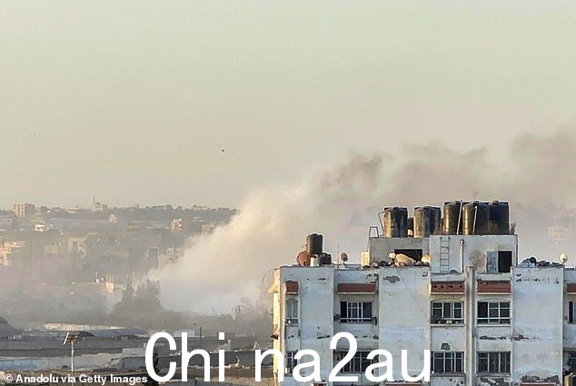1 月 22 日以色列袭击加沙汗尤尼斯后,住宅区升起浓烟