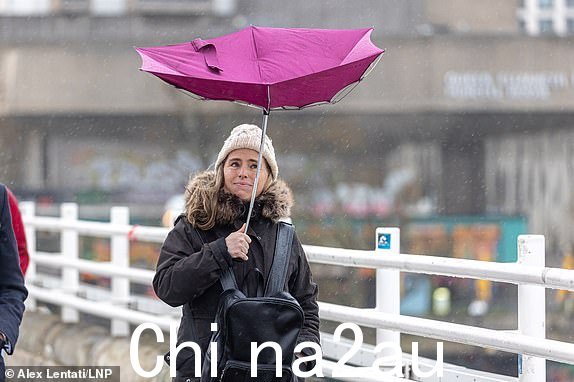 © 授权给伦敦新闻图片。 2024 年 1 月 23 日。英国伦敦。今天早上，伦敦滑铁卢桥上，一名被风吹过的通勤者在风雨中艰难地撑着雨伞。在风暴伊莎造成英国各地的旅行混乱和破坏之后，风暴乔斯林将给英国带来大雨和大风。随着风暴乔斯林继续穿越英格兰，英国气象局发布了进一步的琥珀色天气警告。照片来源：Alex Lentati/LNP