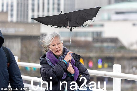 © 授权给伦敦新闻图片社。 2024 年 1 月 23 日。英国伦敦。今天早上，伦敦滑铁卢桥上，一名被风吹过的通勤者在风雨中艰难地撑着雨伞。在风暴伊莎造成旅行混乱和破坏之后，风暴乔斯林将给英国带来大雨和大风。但英国。随着风暴乔斯林继续穿越英格兰，英国气象局发布了进一步的琥珀色天气警告。图片来源：Alex Lentati/LNP