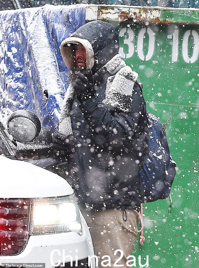 尽管身处暴风雪中,但在纽约警察局的车辆接近他之前,这名男子似乎并没有被吓倒