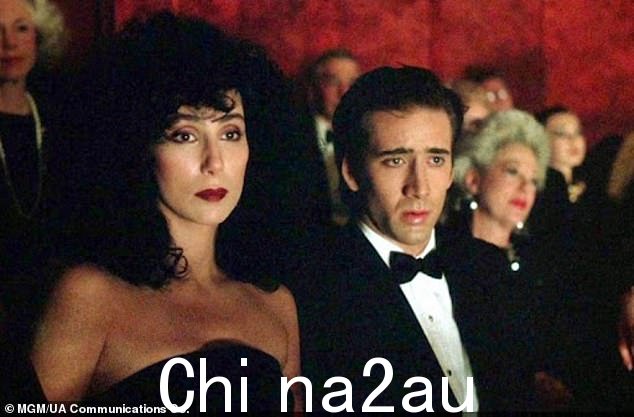这位有一半亚美尼亚血统的南加州人曾经威胁说,如果诺曼让彼得·盖勒 (Peter Gallagher) 扮演单手面包师,而不是 22 岁、19 岁的尼古拉斯·凯奇 (Nicolas Cage),他就会退出这部浪漫喜剧。比她年轻