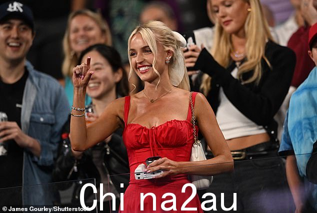 Riddle 是今年澳大利亚网球公开赛上的一大亮点,她引人注目的场边服装让球迷们大饱眼福(如图)