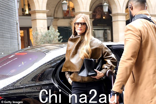 Rosie 后来在 2024 年 PFW 春夏高级时装秀上换上一套不同的服装