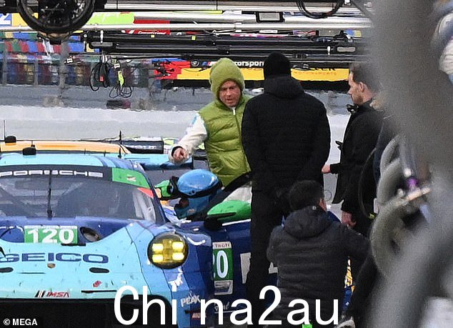 在影片中,这位搏击俱乐部明星将扮演退役的前 F1 车手桑尼·海耶斯 (Sonny Hayes),他将与新秀 (达姆森·伊德里斯 (Damson Idris)) 并肩作战,对抗这项运动中最伟大的巨人。 =